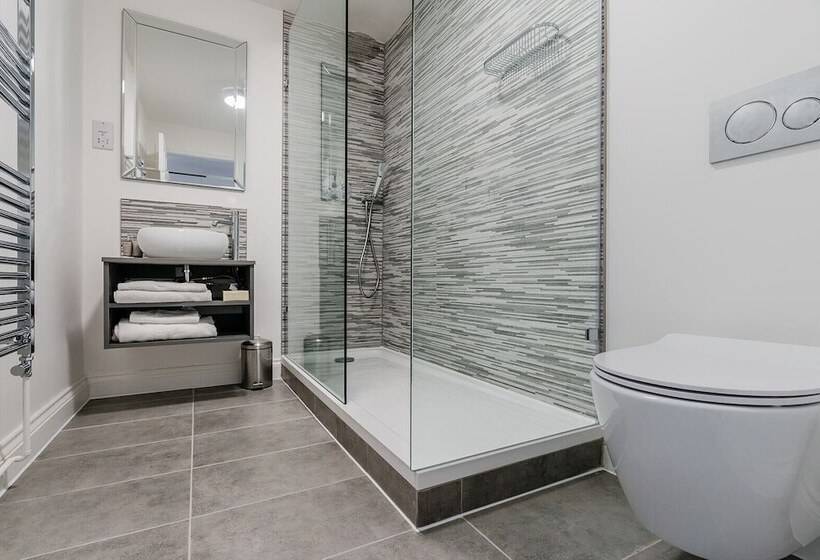 Pike & Eel Hotel And Marina