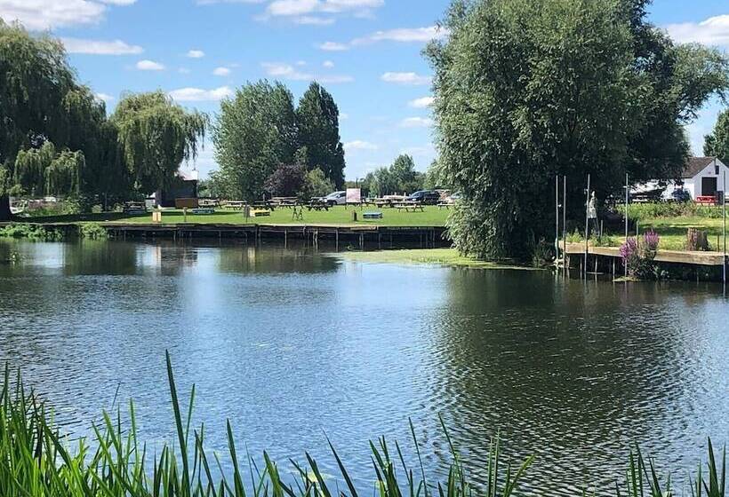 Pike & Eel Hotel And Marina