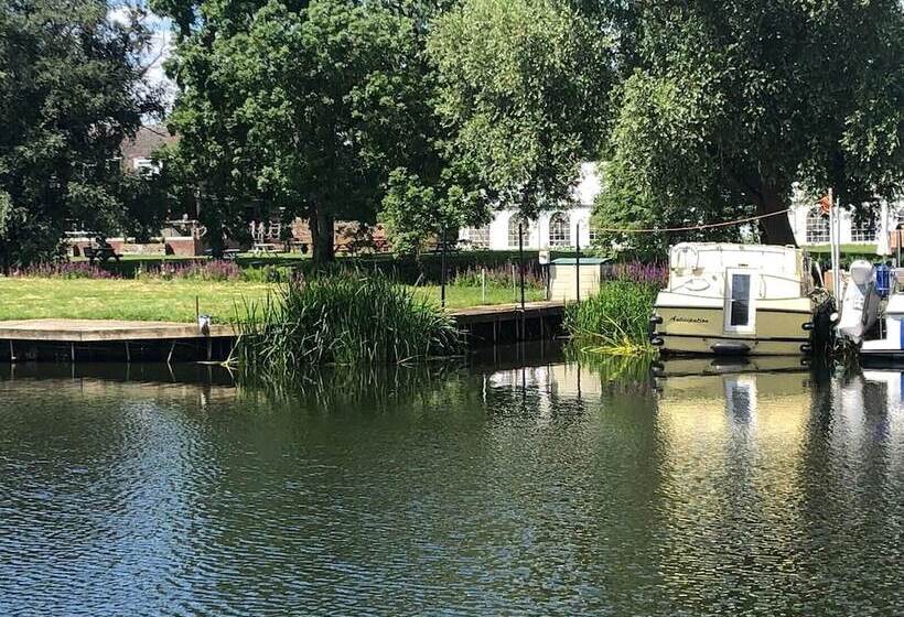 Pike & Eel Hotel And Marina