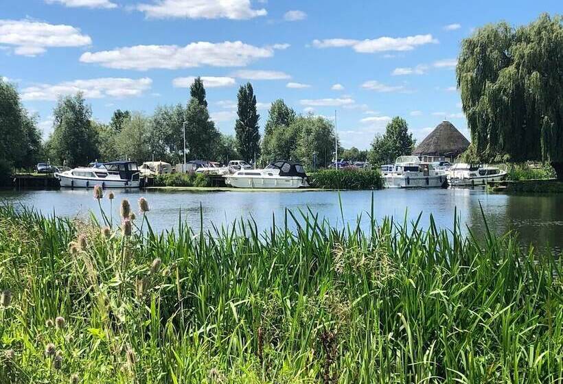 Pike & Eel Hotel And Marina