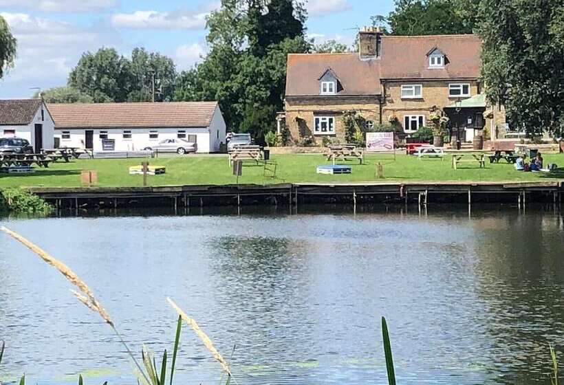 Pike & Eel Hotel And Marina