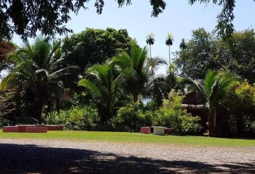 בית מלון כפרי Sai Yok Noi Blue Mountain Resort