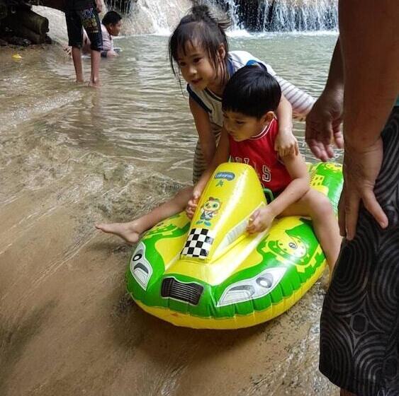 בית מלון כפרי Sai Yok Noi Blue Mountain Resort