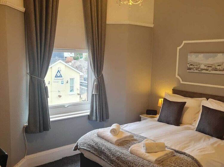 Heathcliff House B&b Exclusively For Adults Free Large Carpark