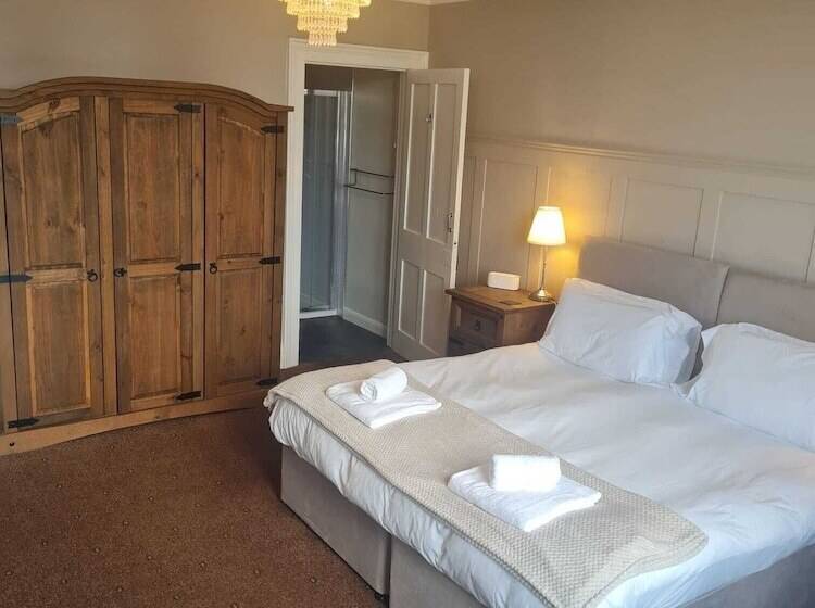 Heathcliff House B&b Exclusively For Adults Free Large Carpark