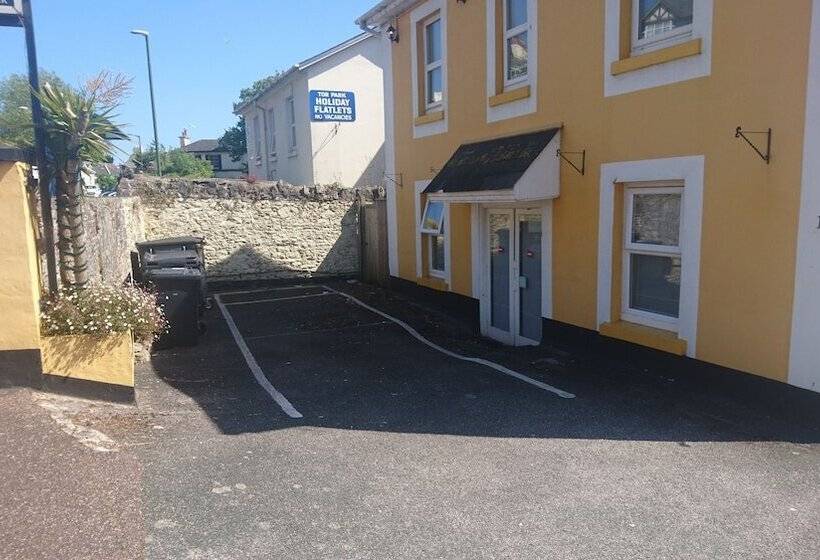 Heathcliff House B&b Exclusively For Adults Free Large Carpark