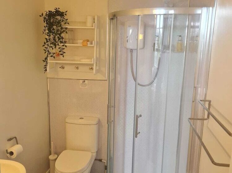 Heathcliff House B&b Exclusively For Adults Free Large Carpark