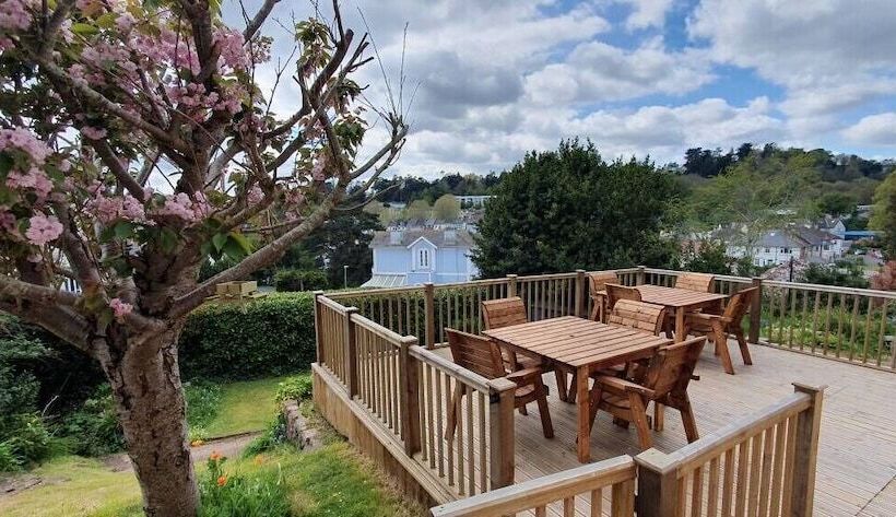 Heathcliff House B&b Exclusively For Adults Free Large Carpark