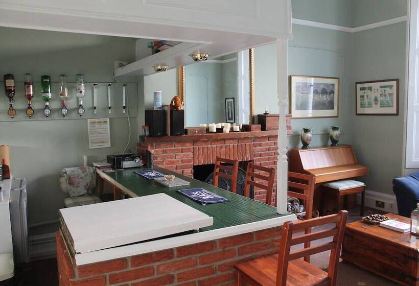 Heathcliff House B&b Exclusively For Adults Free Large Carpark