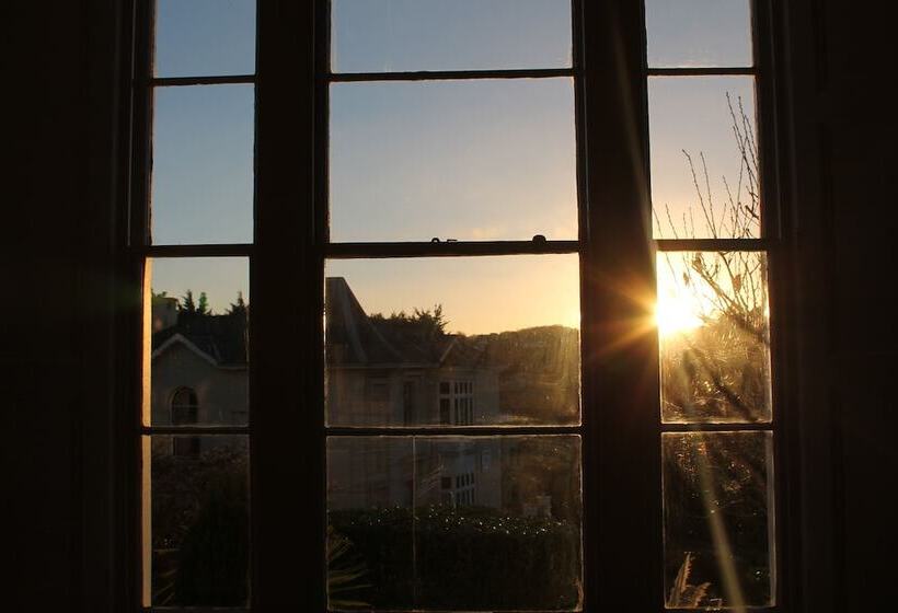 Heathcliff House B&b Exclusively For Adults Free Large Carpark