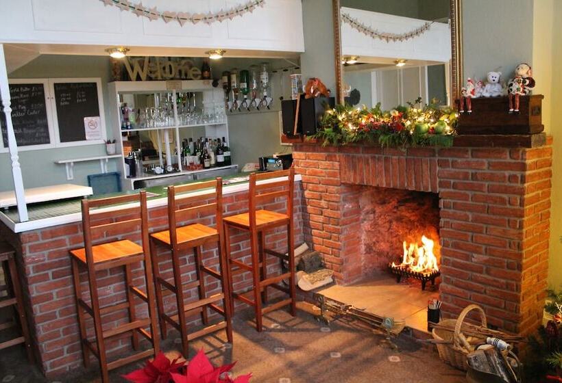 Heathcliff House B&b Exclusively For Adults Free Large Carpark