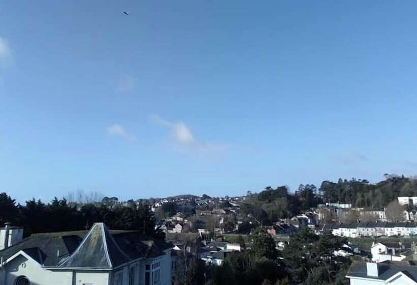 Heathcliff House B&b Exclusively For Adults Free Large Carpark