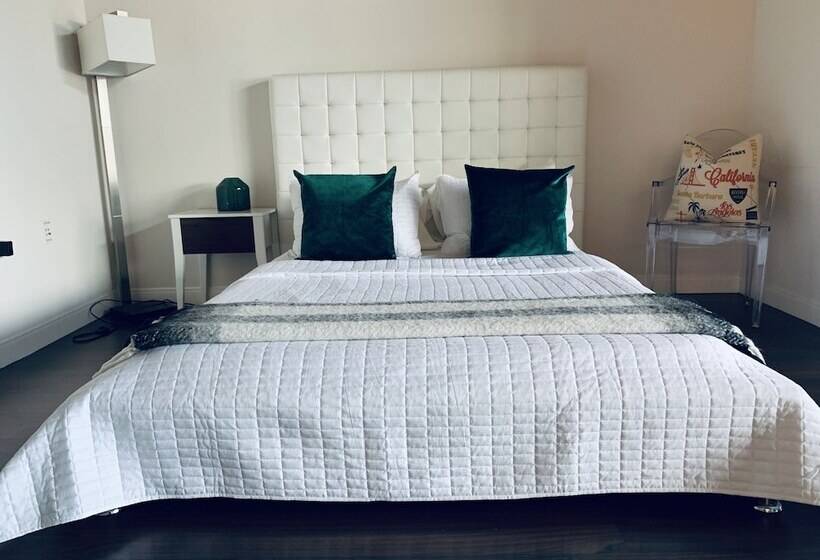 New Lyfe Finest Luxury Apartment