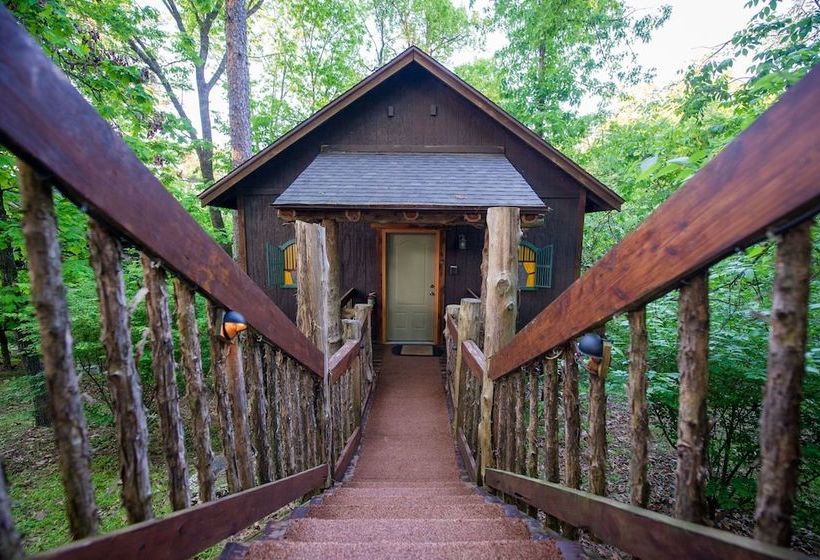 Oak Crest Cottages & Treehouses