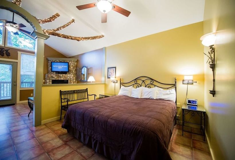 Oak Crest Cottages & Treehouses