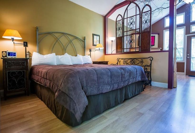 Oak Crest Cottages & Treehouses