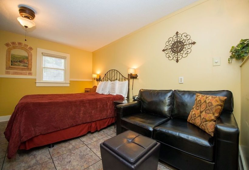 Oak Crest Cottages & Treehouses