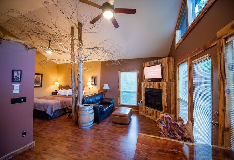 Oak Crest Cottages & Treehouses