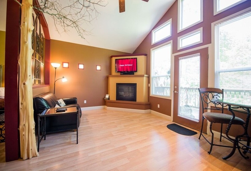 Oak Crest Cottages & Treehouses