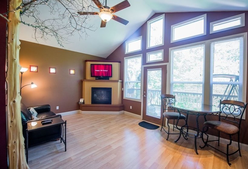 Oak Crest Cottages & Treehouses