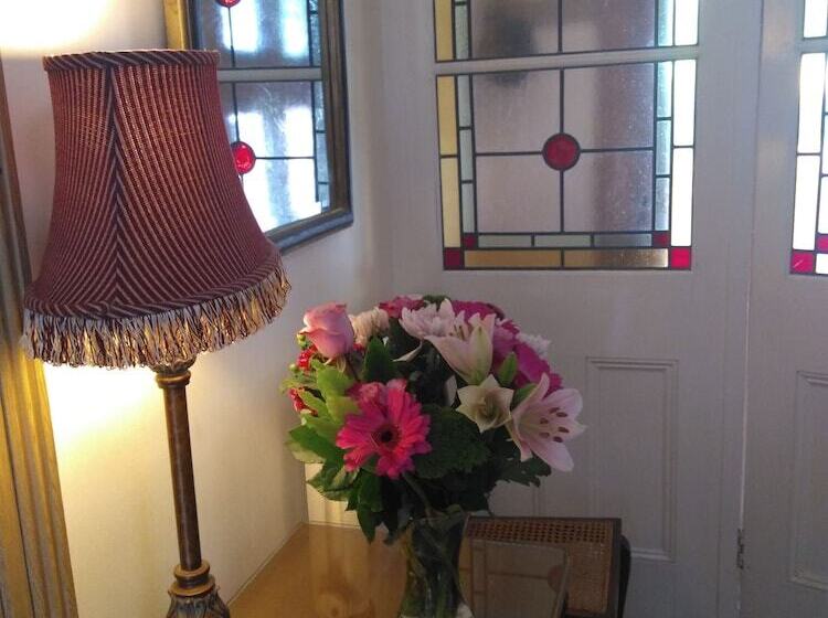 Oaklands Bed & Breakfast   B&b