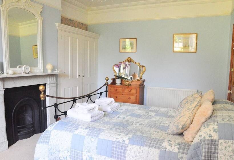 Oaklands Bed & Breakfast   B&b