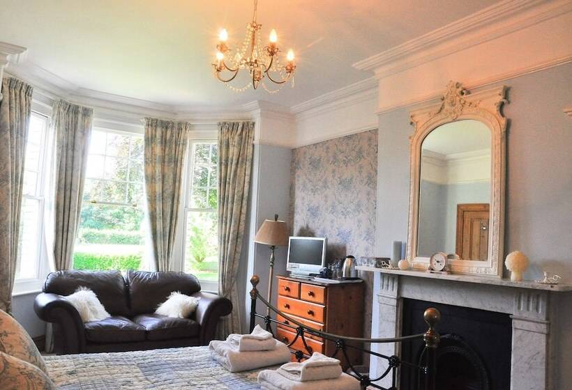 Oaklands Bed & Breakfast   B&b