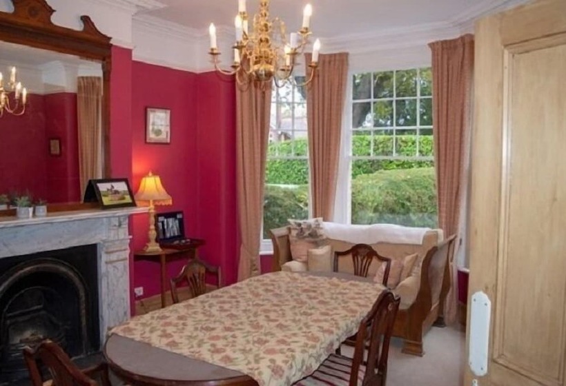 Oaklands Bed & Breakfast   B&b