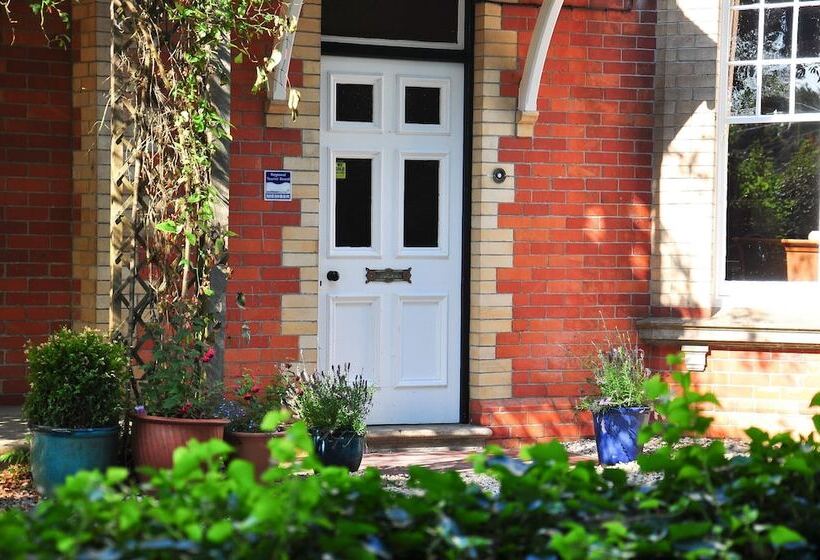 Oaklands Bed & Breakfast   B&b