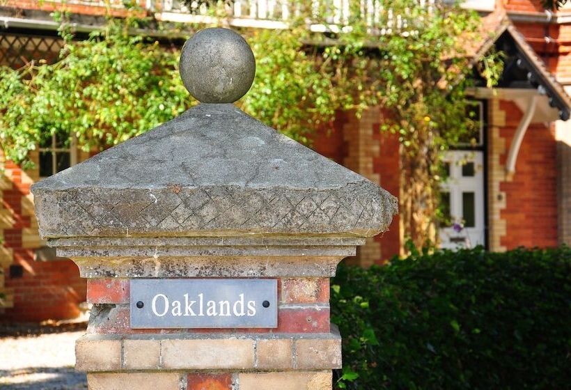 Oaklands Bed & Breakfast   B&b