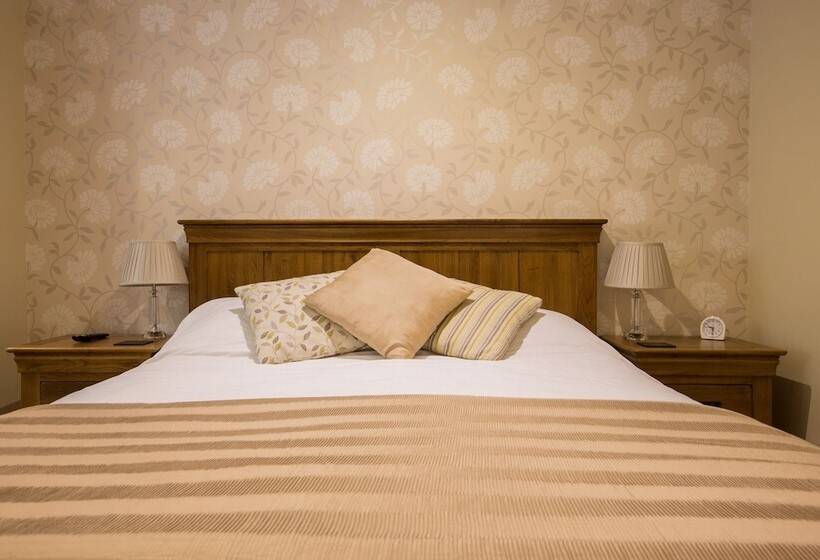 Bed and Breakfast The Old Clubhouse, In Lacock Village