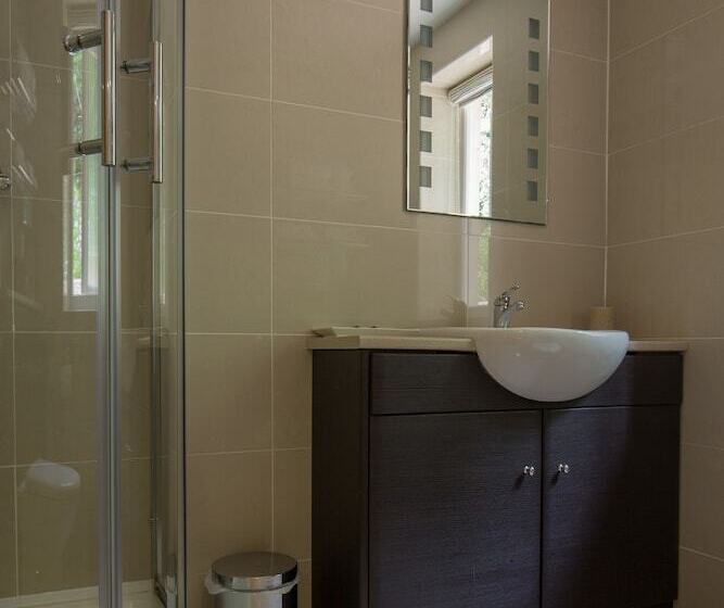 Bed and Breakfast The Old Clubhouse, In Lacock Village