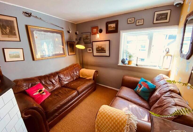 مبيت وإفطار The Swan Inn