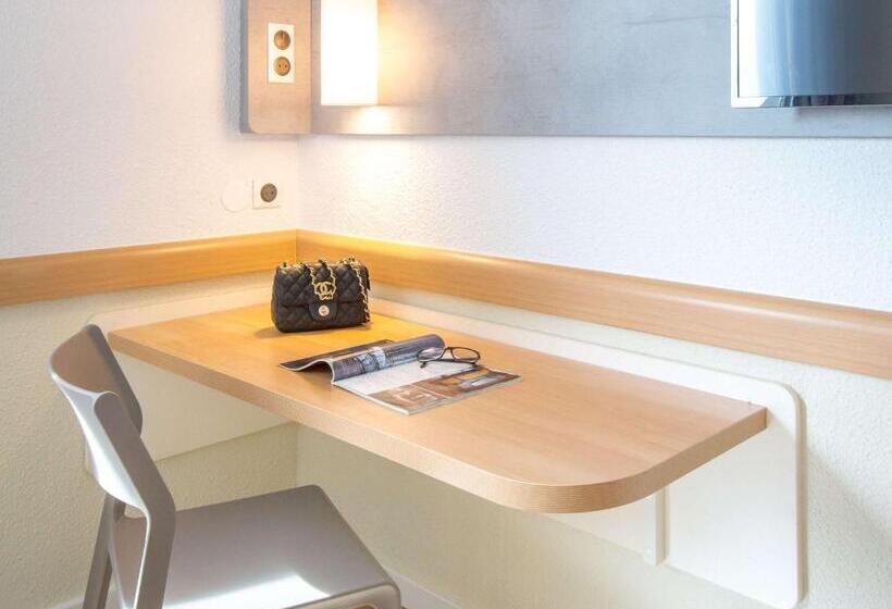 Отель Ibis Budget Fréjus St Raphaël Centre