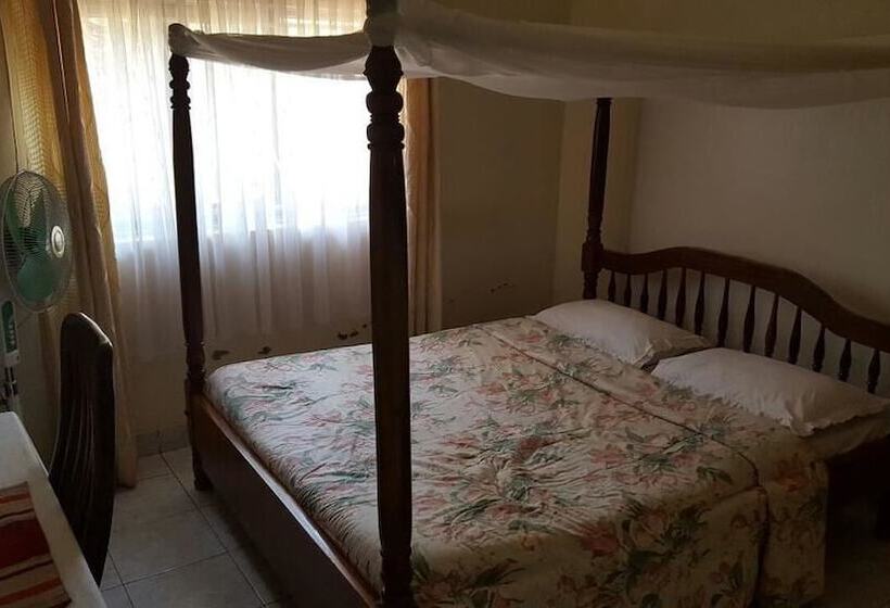 هتل Paula Guest House