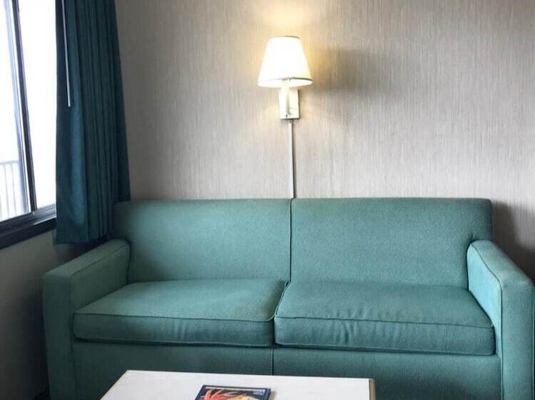 هتل Surf Inn Suites