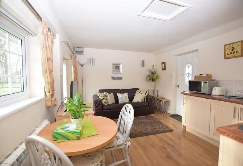 Little Rushbrook Cottages