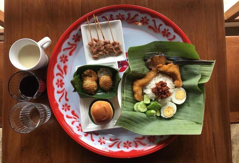 بنسيون Comeneetee Uthai