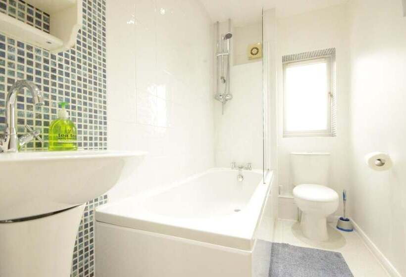 פנסיון Fantastic 2 Bed House In Hull. Garden, Sky Tv