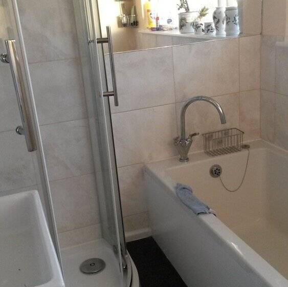 A. B&b   Glastonbury