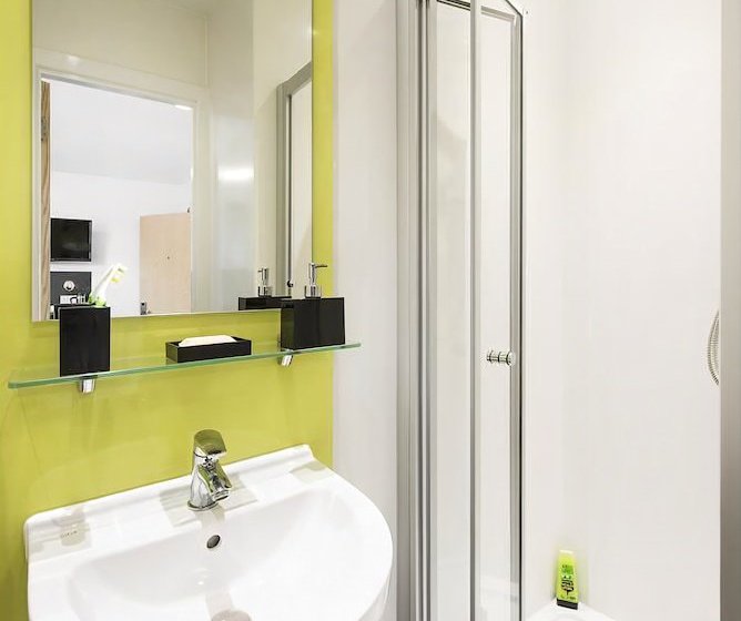 فندق صغير Crescent Place  Campus Accommodation