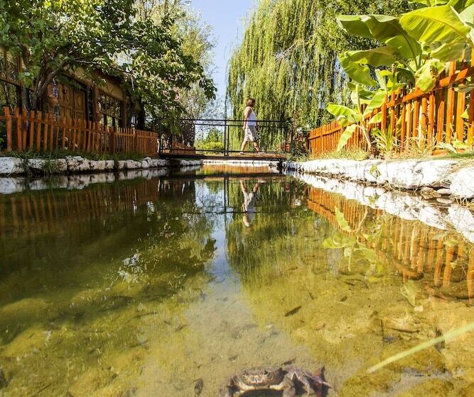 هتل Otantik Tas Ev