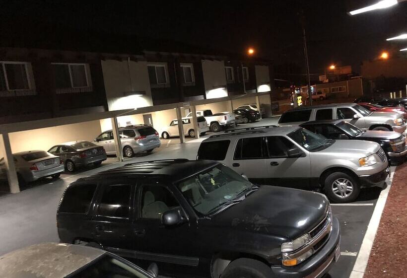 מוטל Casa Royal Inn