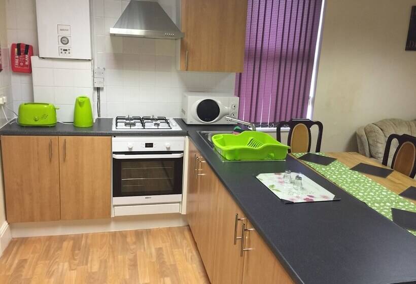 פנסיון Adelaide House