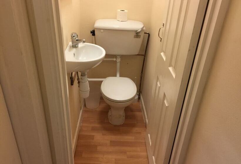 بنسيون Adelaide House