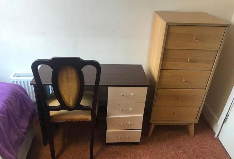 פנסיון Adelaide House