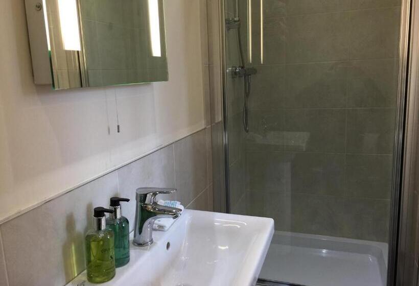 פנסיון Shrubbery Guest House