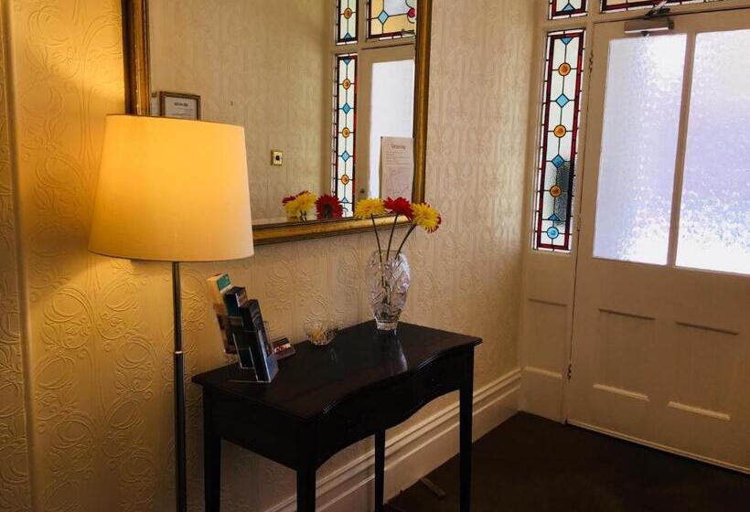 פנסיון Shrubbery Guest House