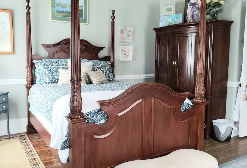 Silly Chickens Lodge B&b