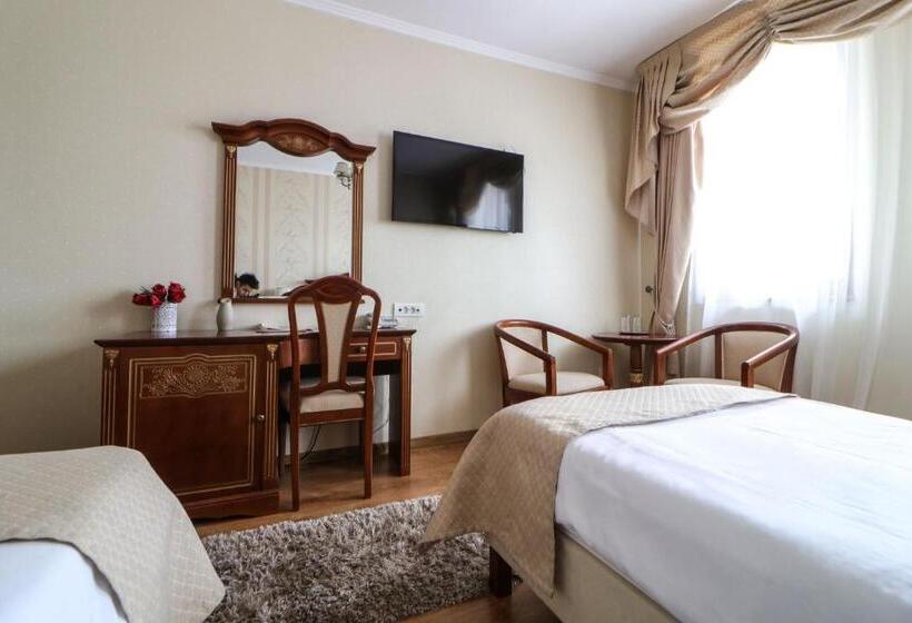 هتل Astoria Grand